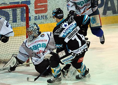 #74 Daniel Oberkofler, Stuermer, EHC Liwest Black Wings Linz vor dem Tor der Ungarn, gehuetet von der #1 Zolza Hetenyi, Alba Volan Szekesfehervar.