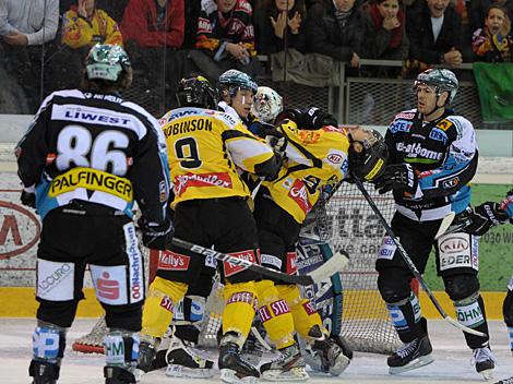 Robert Lukas, Linz und Taylor Holst, Vienna, UPC Vienna Capitals vs EHC Liwest Black Wings, Play Off -Viertelfinale, Spiel 2