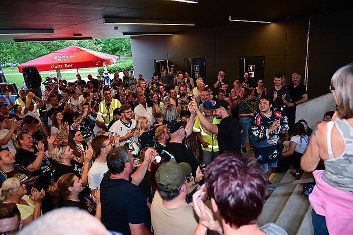 Riesen Begeisterung der Fans bei der Spielervorstellung (Steinbach Black Wings Linz) Erstes Eistraining, Steinbach Black Wings Linz , Linz AG Eisarena 