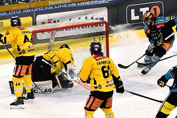 Shawn St.Amant (Steinbach Black Wings Linz) erzielt das Tor zum 1 zu 0,  Win2Day ICE Hockey League,  Steinbach Black Wings Linz vs Spusu Vienna Capitals,  Linz AG Eisarena