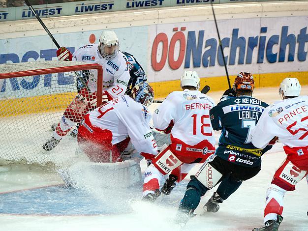 Brian Lebler, Linz und Tormann Jaroslav Hübl, HC Bozen, EHC Liwest Black Wings Linz vs HCB Suedtirol 
Brian Lebler, Linz und Tormann Jaroslav HÃ¼bl, HC Bozen, EHC Liwest Black Wings Linz vs HCB Suedtirol 