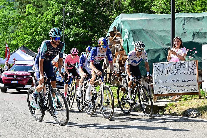 v.l. Damiano Caruso (ITA, Bahrain-Victorious), Jonas Vingegaard (DEN, Team Visma - Lease a Bike), Giulio Pellizzari (ITA, Red Bull - BORA - hansgrohe), Einer Rubio (COL, Movistar Team), 19 Etappe. Feltre  -  Alleghe (Piani di Pezze)   (151km) 109. Giro d Italia