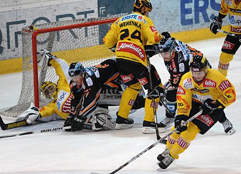 Rob Shearer, Liwest Black Wings Linz im Angriff auf das Tor der Capitals.