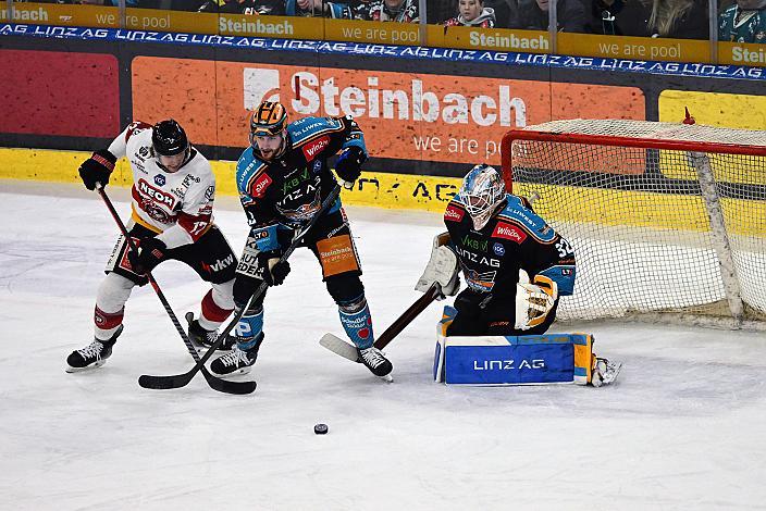 Oliver Cooper(Pioneers Vorarlberg), Greg Moro (Steinbach Black Wings Linz), Tormann Rasmus Tirronen (Steinbach Black Wings Linz) Win2Day ICE Hockey League,  Steinbach Black Wings Linz vs Pioneers Vorarlberg,  Linz AG Eisarena 