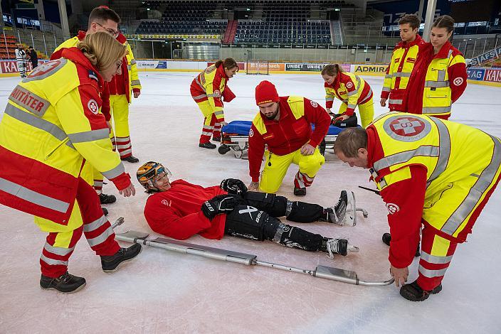 Der Samariterbund übt an Assistent Coach Mark Szücs (Steinbach Black Wings Linz) und Niko Lahtinen für den Ernstfall in der Linzer Eisarena, ICE Hockey League, Steinbach Black Wings Linz, Linz AG Eisarena 