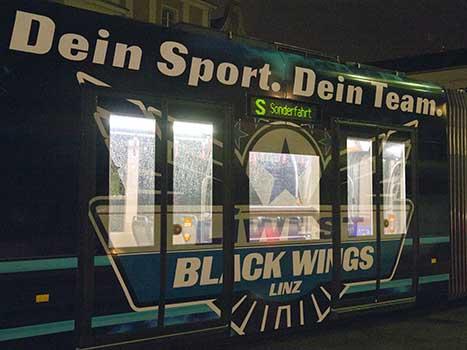 Die Liwest Black Wings Linz Strassenbahn.