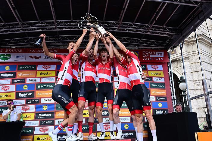 Das Team Österreich feiert mit Gregor Mühlberger (AUT, Austria), 5. Etappe von Langenlois nach Wien, 109km, Tour of Austria