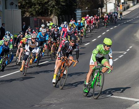 das Hauptfeld mit Florian Gaugl (AUT, Hrinkow Advarics Cycleang Team) und Martin Weiss, AUT (Tirol Cycling Team)