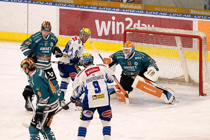 Logan Roe (Steinbach Black Wings Linz), Anthony Luciani (EC iDM Wärmepumpen VSV), Alexander Rauchenwald (EC iDM Wärmepumpen VSV), Tormann Rasmus Tirronen (Steinbach Black Wings Linz) Steinbach Black Wings Linz vs EC ID Wärmepumpen VSV, 47. Runde, Retro Night, ICE Hockey League, Steinbach Black Wings Linz, Linz AG Eisarena 