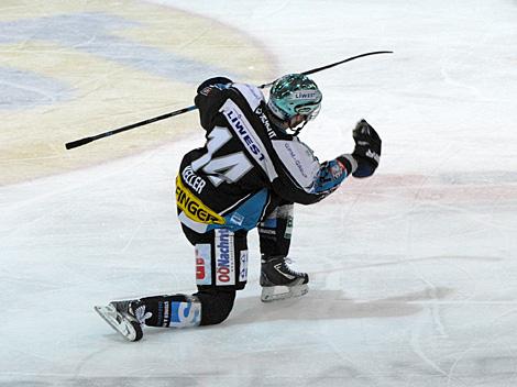 Justin Keller, jubelt, EHC Liwest Black Wings Linz vs. UPC Vienna Capitals, Viertelfinale