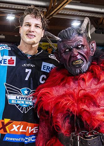 Im Bild: Brian Lebler (EHC Liwest Black Wings Linz) mit Perchte,  Eishockey,  EHC Liwest Black Wings Linz vs HCB SÃ¼dtirol Alperia 
