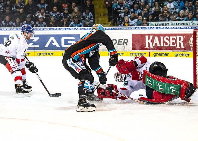 Im Bild: v.l. Tormann Scott James Darling (HC TWK Innsbruck  Die Haie) geschlagen Matt Finn (EHC Liwest Black Wings Linz) scort das Siegestor Eishockey,  EHC Liwest Black Wings Linz vs HC TWK Innsbruck