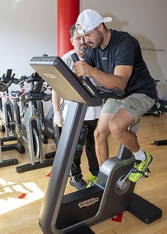 v.l. Andreas Kristler (Black Wings Linz), Sportwissenschafter Dr. Radosav Djukic,  Leistungstest Test