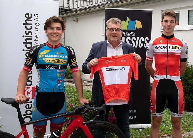 v.l. Adrian Stieger (AUT, RC ARBÖ Felbermayr Wels), Bürgermeister Paul Mahr, Marchtrenk, Jakob Purtscheller (AUT, Team Felbermayr Wels), Pressekonferenz, 46. Int. Keine Sorgen Oberösterreich Juniorenrundfahrt
