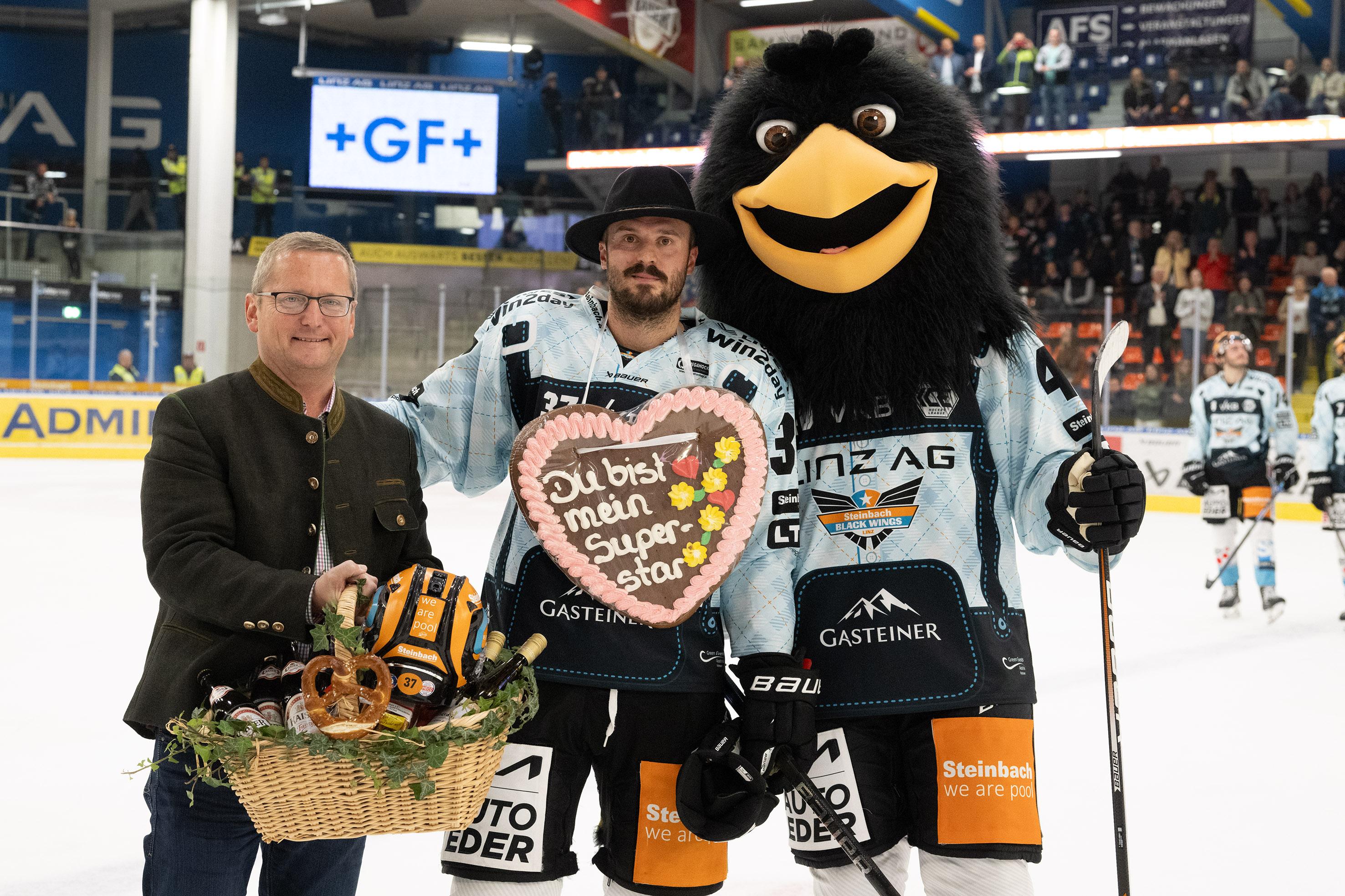 Spieler des Abends Andreas Kristler (Steinbach Black Wings Linz) Oktoberfest, Steinbach Black Wings Linz vs Moser Medical Graz 99ers, Linz AG Eisarena