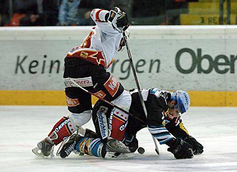 Ein Slowene zwingt die #71 Pat Leahy, Stuermer, EHC Liwest Black Wings Linz, auf die Knie.