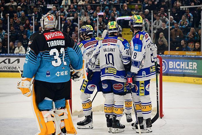 Der EC iDM Wärmepumpen VSV feiert das tor von Paul Sintschnig (EC iDM Wärmepumpen VSV) zum 8 zu 3 Endstand. 5. Runde ICE, Steinbach Black Wings Linz vs EC VSV , Linz AG Eisarena 