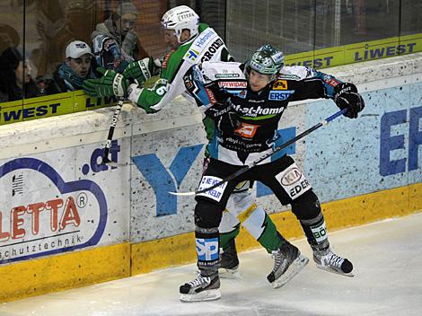 Danny Irmen, Linz checkt Bostjan Groznik, Laibach, EHC Liwest Black Wings Linz vs. HDD Tilia Olimpija Ljubljana, 1. Semifinale