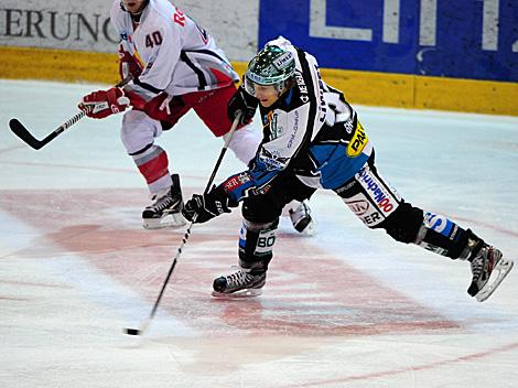 Martin Grabher Meier im Angriff, EHC Liwest Black Wings Linz vs. EC Red Bull Salzburg, Platzierungsrunde