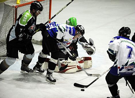 Marc Huber und Dominik Schramboeck, Amstetten vor dem Tor der Gmundner. ECU Amstettner Woelfe vs. Traunsee Sharks Gmunden