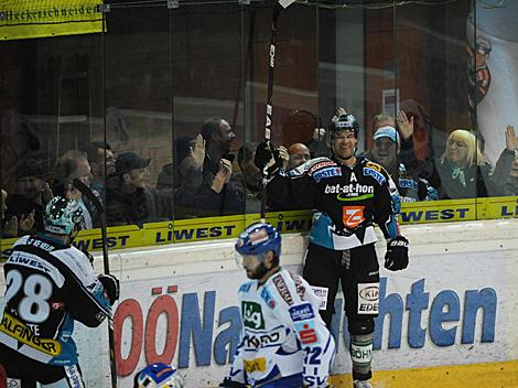 Pat Leahy jubelt ueber sein Tor, EHC Liwest Black Wings Linz vs. EC Rekord Fenster VSV