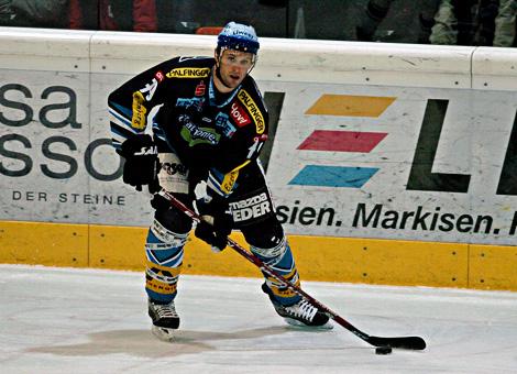 #79 Gregor Baumgartner, Liwest Black Wings Linz im Angriff, gegen Alba Volan Szekesfehervar.