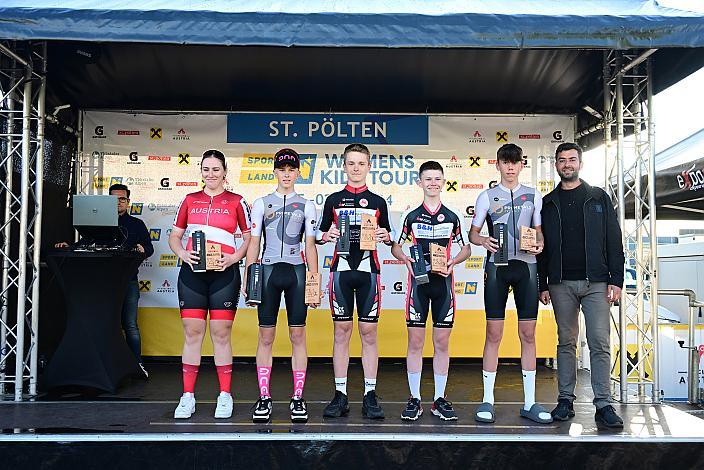 Podest Kids 30.05.2024 Rad 1b Etappe Sportland NOE WOMENS  KIDS Tour 4. Lea Sophie Unterköfler (AUT),  Beste Dame U17, Sieger Tim Niklas Brehme (GER), 2. Marc Hierschläger (AUT) Gesamtführender U15, 3. Platz Jim Schüszler (GER), Diego Commenda (AUT)  30.05.2024 Rad 1b Etappe Sportland NOE WOMENS  KIDS Tour