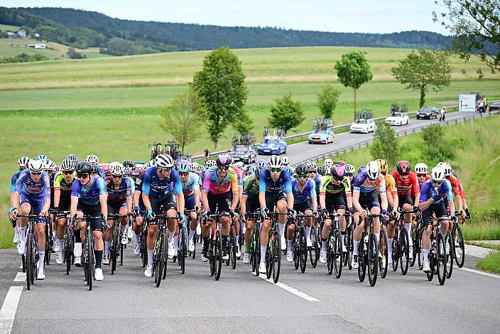 Das Peloton auf der 2. Etappe unterwegs von , Wels nach Aigen - Schlägl, 14. Int. Raiffeisen OÖ-Radrundfahrt UCI Kat. 2.2