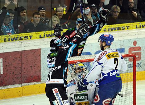 Markus Matthiasson, Liwest Black Wings Linz jubelt ueber das 1 zu 0.