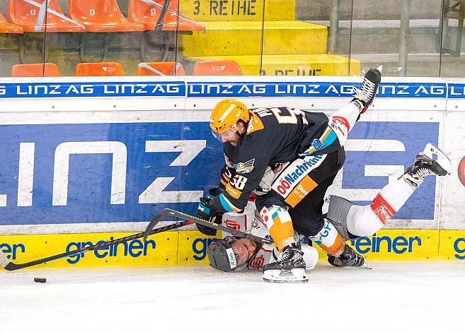 Sebastien Piche (Steinbach Black Wings 1992), Filip Ahl (iClinic Bratislava Capitals) Black Wings Linz vs iClinic Bratislava Capitals , Eishockey, Bet at Home ICE Hockey League