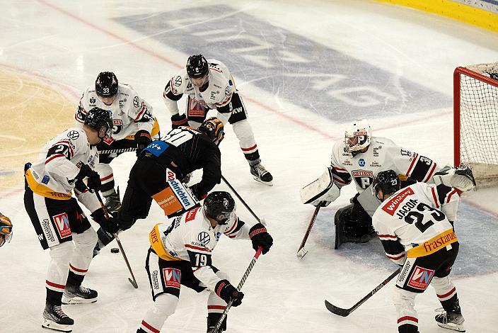 Julian Pusnik (Steinbach Black Wings Linz) vor Tormann Alex Caffi (Bemer Pioneers Vorarlberg) Steinbach Black Wings Linz vs Pioneers Vorarlberg, 13. Runde ICE Hockey League, Steinbach Black Wings Linz, Linz AG Eisarena 
