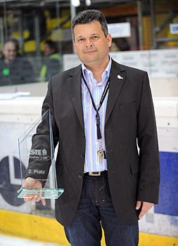 Ing. Peter Freunschlag Black Wings Linz Praesident mit der Trophy fuer den 2. Platz Liwest Black Wings Linz vs EC Red Bull Salzburg