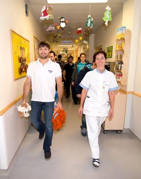 Die Linzer Black Wings, ueberbringen die gesammelten Stofftiere in der Landeskinderklinik im Bild Andrew Jacob Kozek mit Krankenhauspersonal