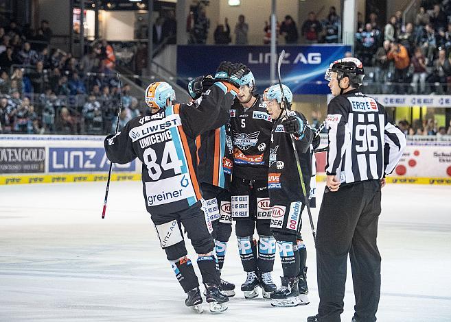 Im Bild: Raphael Wolf (EHC Liwest Black Wings Linz) feiert das 3 zu 0, Eishockey,  EHC Liwest Black Wings Linz vs Moser Medical Graz 99ers