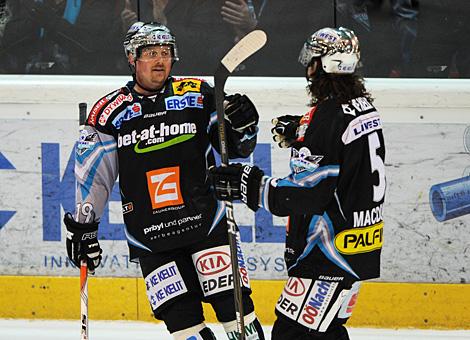Franklin MAcDonald und Rob Shearer feiern die Fuehrung fuer Linz, Liwest Black Wings Linz vs. HK Acroni Jesenice