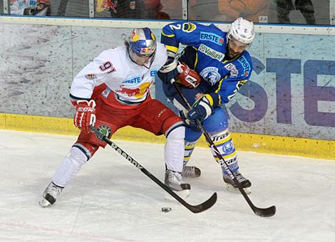 Richard Seeley Zagreb im Duell mit Dominique Heinrich, Red Bull Salzburg