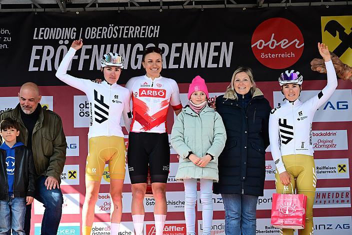 v.l. 2. Platz Eliska Hanakova (CZE, VIF Cycling Team), Siegerin U23 Dame , Tabea Huys (AUT, Tirol Woman Cycling),  3. Platz Anna Hanakova (CZE, VIF Cycling Team),65. Rad Saison Eroeffnungsrennen Leonding