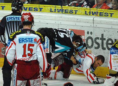 #15 Matthias Iberer, Stuermer, EHC Liwest Black Wings Linz im Faustkampf mit der #77 Sean Brown, KAC.