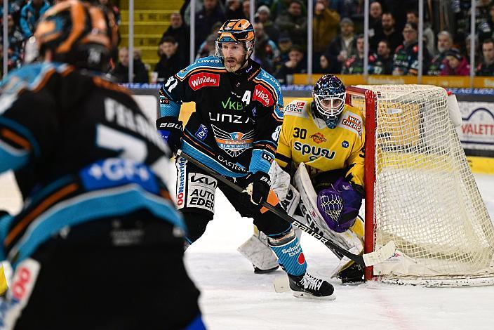 Sean Collins (Steinbach Black Wings Linz), Tormann Sebastian Wraneschitz (spusu Vienna Capitals)  Win2Day ICE Hockey League,  Steinbach Black Wings Linz vs Spusu Vienna Capitals,  Linz AG Eisarena 