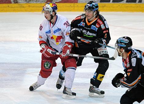 Franklin MacDonald Liwest Black Wings Linz vs Marco Pewal EC Red Bull Salzburg