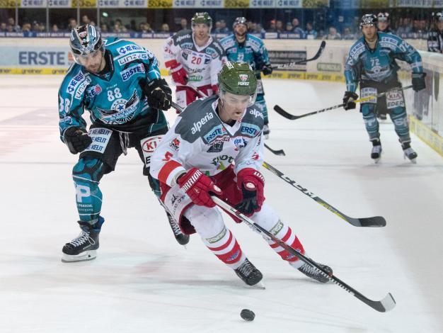 Dan DaSilva (EHC Liwest Black Wings Linz) und Maxwell Joseph Everson (HCB Suedtirol Alperia)  EHC Liwest Black Wings Linz vs HCB Suedtirol Alperia 3. Viertelfinale