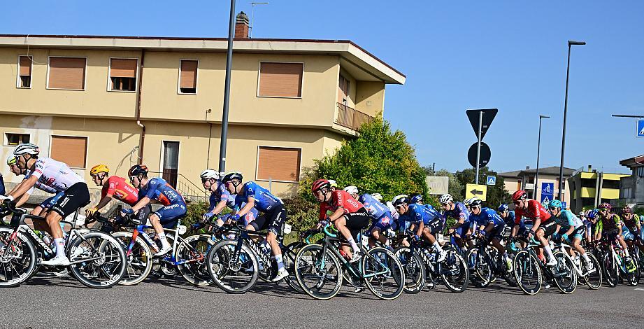 Das Peloton in Marostica, Veneto Classic, Soave - Bassano del Grappa,, Veneto