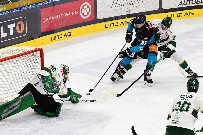 Luka Maver (Steinbach Black Wings Linz), Tormann Kristof Nagy (FTC-Telekom), 45. Runde ICE, Steinbach Black Wings Linz vs FTC-Telekom, Linz AG Eisarena 