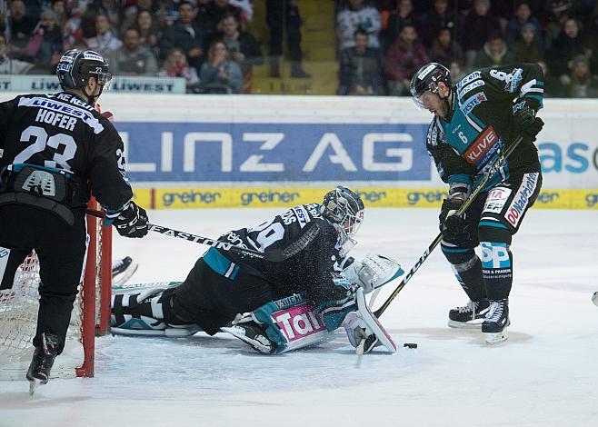 Tormann Michael Ouzas (EHC Liwest Black Wings Linz) klaert, Jonathan D Aversa (EHC Liwest Black Wings Linz) EHC Liwest Black Wings Linz vs EC Red Bull  Salzburg 2. Semifinale