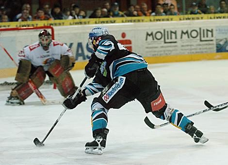 #21 Philipp Lukas, Liwest Black Wings Linz stuermt auf #33 Robert Kristan, Tormann, HK Acroni Jesenice