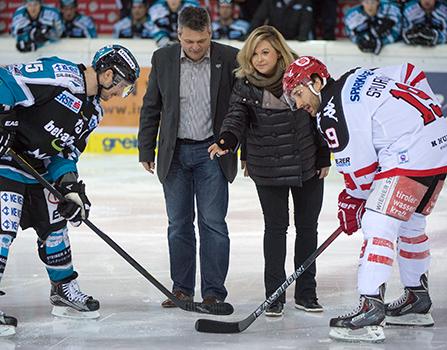 Birgit Sandner macht das Ehrenbully, 100000 Besucher,  EHC Liwest Black Wings Linz vs HC TWK Innsbruck  Die Haie