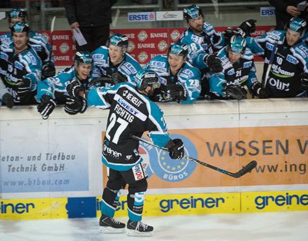 Bernhard Fechtig (EHC Liwest Black Wings Linz) feiert, EHC Liwest Black Wings Linz vs HCB Suedtirol