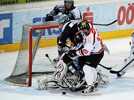 Danny Irmen Linz vor Tormann Filip Landsman, Znojmo, EHC Liwest Black Wings Linz vs. HC Orli Znojmo