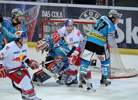 #11 Martin St.Pierre Salzburg vor dem tor der Linzer Black Wings, Aaron McKenzie, Linz, Liwest Black Wings Linz vs. EC Red Bull Salzburg