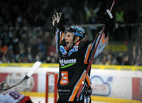 Erster Saisontreffer und Game Winner fuer Gregor Baumgartner, Liwest Black Wings Linz.